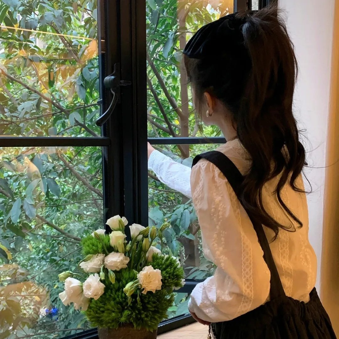 穿黄靴子的女孩